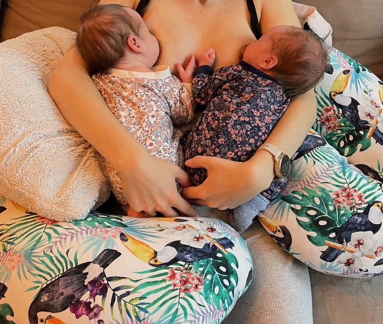 kobieta karmiaca dzieci piersią